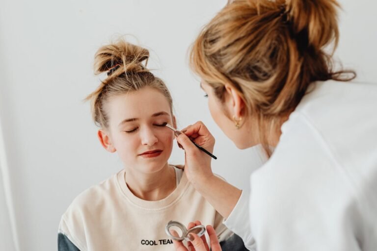 Makeup for Teen Beginners: A Safe Routine for Sensitive Skin Makeup For Teen Beginners: A Safe Routine For Sensitive Skin